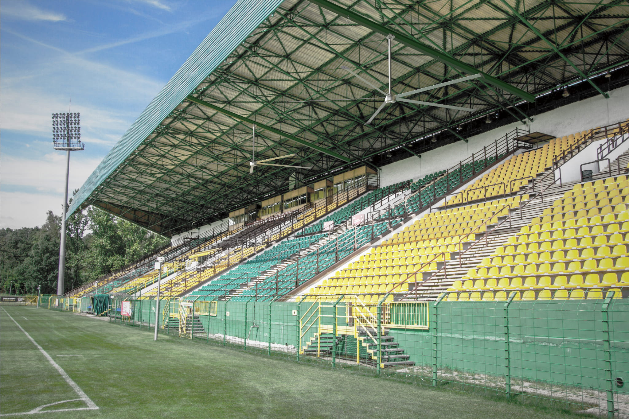 Wentylator FENNE HVLS HELICOPTER - montaż na stadionie